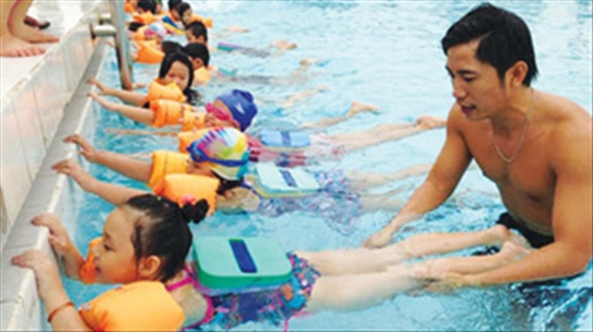 Cha mẹ nên biết: Trẻ nên học bơi ở tuổi nào là lý tưởng?