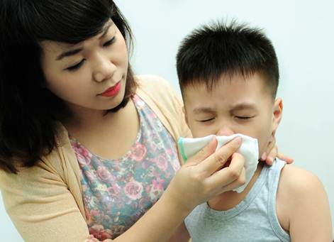 Những lưu ý chăm sóc trẻ viêm đường hô hấp cha mẹ nào cũng cần biết