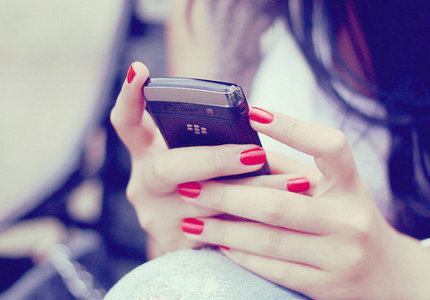 5 tác hại của điện thoại di động tới làn da và giải pháp