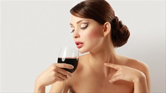 Trăm nghìn tác hại ảnh hưởng tới sức khỏe khi phái đẹp uống rượu