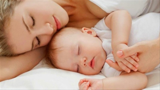 Cha mẹ nên biết: Để trẻ tự khóc tự ngủ có thể dẫn đến nhiều bệnh