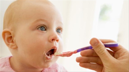 Nên để trẻ em thèm ăn tự nhiên hay ăn trong nước mắt?
