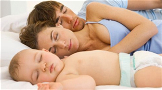 Khoa học chứng minh: Ngủ cùng con khiến gia đình hạnh phúc hơn