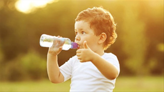 Cha mẹ có thể dạy con kỹ năng sinh tồn qua cách uống nước