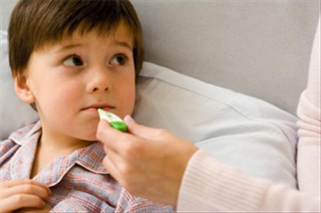 Nguyên nhân gây sốt thường gặp ở trẻ mẹ cần phải biết