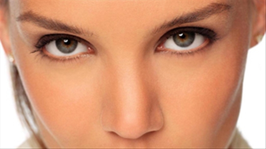 8 đặc điểm trên khuôn mặt của người keo kiệt nên tránh xa