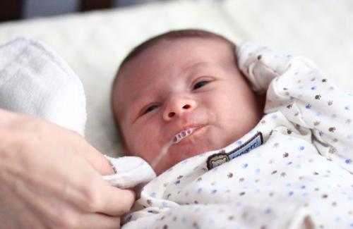 Trẻ sơ sinh bị trớ: Nguyên nhân và cách khắc phục hiệu quả nhất
