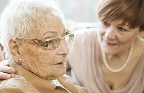 Cách chăm sóc người cao tuổi mất trí nhớ tại nhà hiệu quả