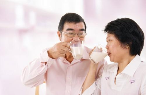 Bí quyết uống sữa đúng cách và hấp thu tốt cho người cao tuổi
