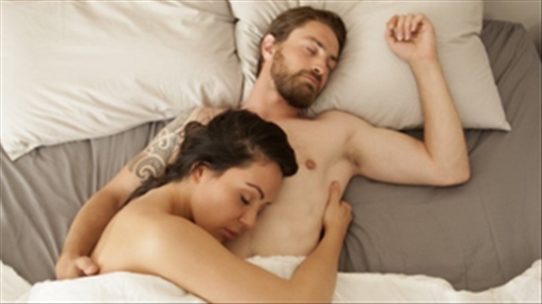 Lợi ích không thể chối cãi khi ngủ nude cùng người ấy