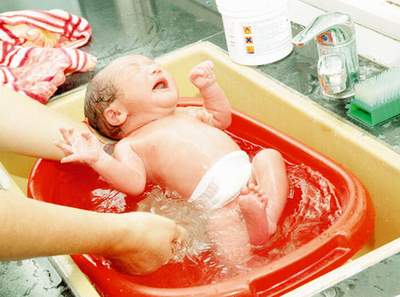 Tắm nước dừa dễ gây viêm da ở trẻ nhỏ - mẹ không nên áp dụng