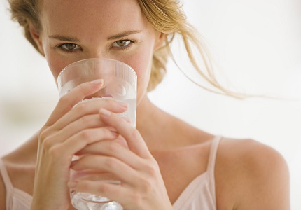 4 sai lầm trong cách uống nước mà bạn hay mắc phải