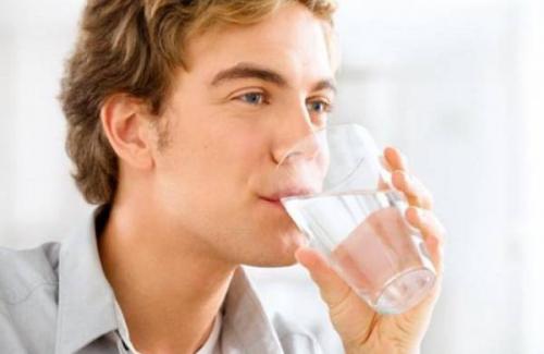 Những thói quen khi uống nước gây hại khôn lường cho sức khỏe