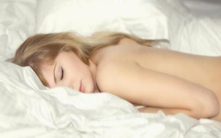 6 lợi ích bất ngờ của ngủ “nude” đối với sức khỏe của bạn