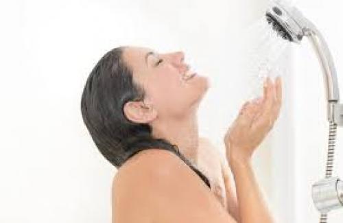 Bật mí 5 lợi ích không ngờ của thói quen tắm nước lạnh