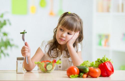 8 biểu hiện thường thấy ở trẻ kén ăn cha mẹ cần lưu ý