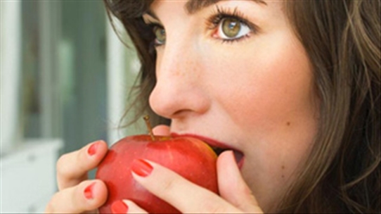 Ăn quả táo cũng bị ngứa miệng, có thể bạn đã mắc hội chứng lạ này