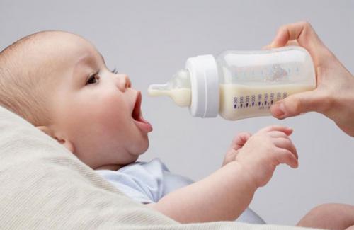 10 điều các mẹ cần tuyệt đối tránh khi cho bé uống sữa