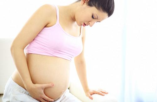Thai nhi gò cứng bụng có nguy hiểm gì cho thai phụ hay không?