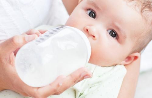 Cha mẹ nhất định phải biết: Cho con uống nước thế nào là đủ?