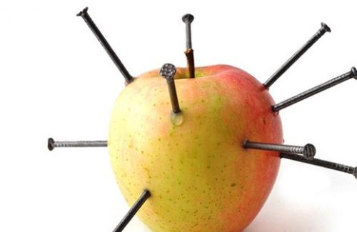 Cắm 12 cây đinh vào quả táo rồi ăn, ý tưởng tuy điên rồ nhưng siêu có lợi cho sức khỏe