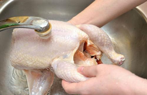 Cảnh báo rửa thịt gà sống trước khi nấu có thể gây chết người