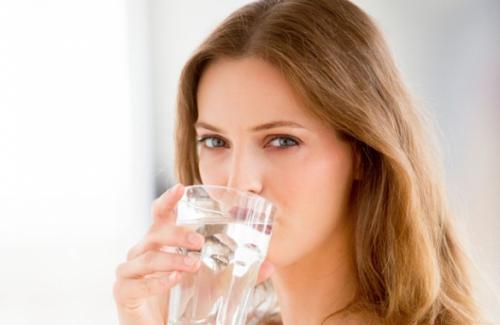 Nguy hại kinh hoàng từ thói quen uống nước vào mùa hè