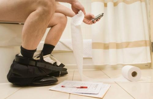 4 tác hại khủng khiếp khi dùng điện thoại trong nhà vệ sinh