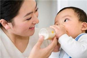Cách sử dụng bình sữa không phải mẹ nào cũng có thể làm đúng
