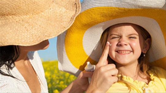 Tiếp xúc nhiều với hóa chất trong kem chống nắng trẻ có nguy cơ bị dị ứng