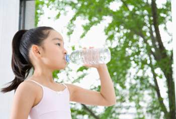 Thiếu nước là nguyên nhân gây nên nhiều căn bệnh ở trẻ