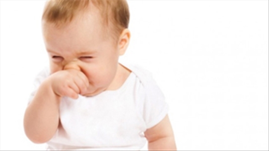 Rửa mũi cho trẻ hàng ngày với nước muối sinh lí không đúng cách gây hậu quả khôn lường