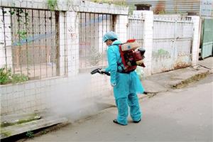 Phun thuốc diệt muỗi phòng trừ sốt xuất hiện bị ngộ độc