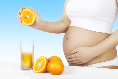 Bà bầu có nên uống nước cam thường xuyên trong thai kỳ?