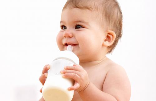 6 dấu hiệu cho thấy trẻ không hợp sữa bột mẹ cần đổi sữa ngay