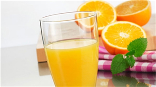 8 đối tượng không nên uống nước cam tươi thường xuyên