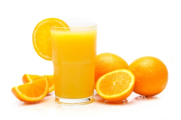 Uống thuốc thì không nên uống nước cam để không cản trở việc hấp thu thuốc