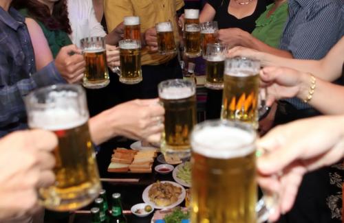 Tuổi trung niên giảm uống rượu vì lo ngại cho sức khỏe
