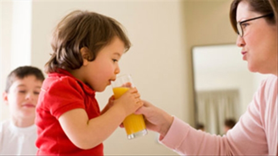 4 lợi ích của nước hoa quả với bé yêu mẹ cần biết