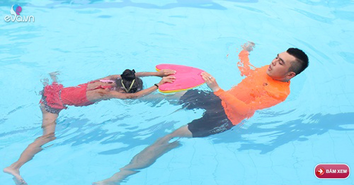 Cách phòng viêm tai giữa khi đưa trẻ đi bơi trong mùa hè