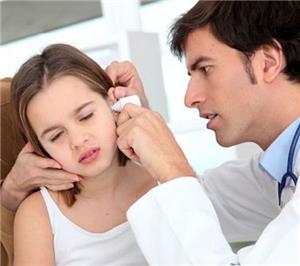 Trẻ có thể bị liệt mặt, da bọc xương vì viêm tai giữa