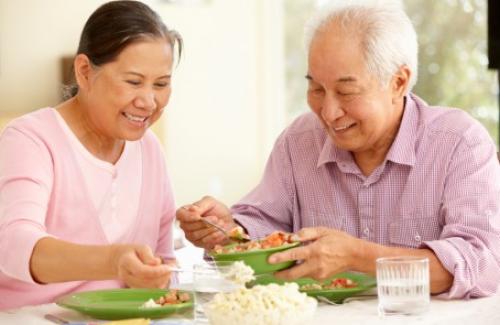Người già cần bổ sung chất cho sức khỏe để chống lại bệnh tật