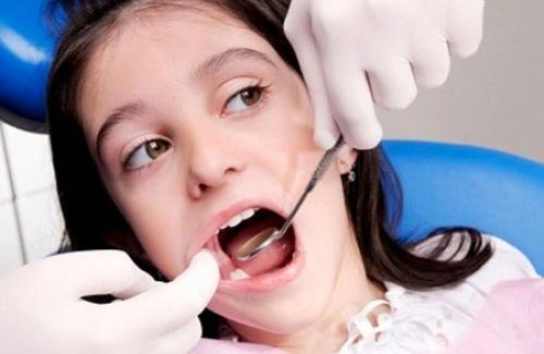 Trẻ em bị sâu răng xuất phát từ nhiều nguyên nhân khác nhau