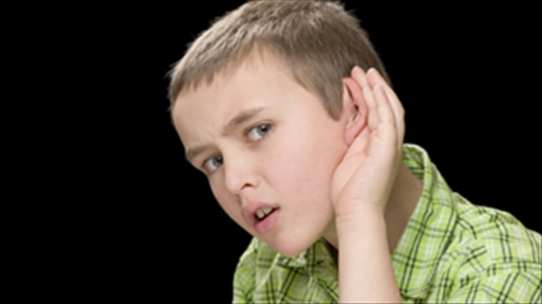 Trẻ sốt cao co giật là dấu hiệu bị viêm tai giữa tiết dịch