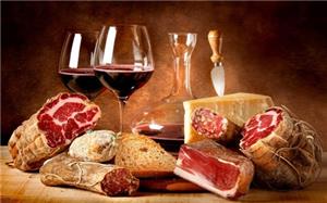 Ăn thịt và uống rượu cùng lúc có thể gây hại cho gan