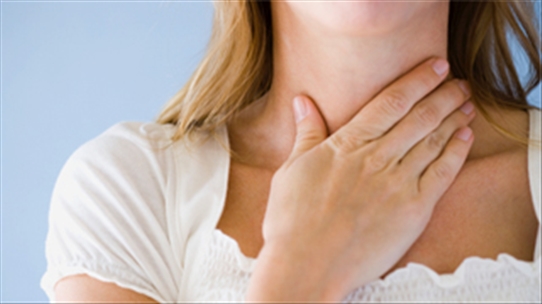 Trị mụn bằng kháng sinh đường uống có thể gây viêm họng
