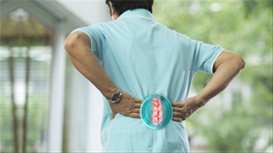Triệu chứng và cách chữa trị bệnh đau thắt lưng ở người cao tuổi