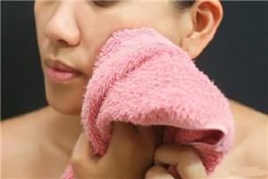 Những lợi ích sức khỏe từ việc lau mặt bằng khăn nóng