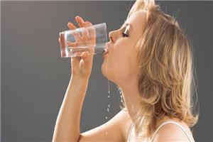 Vạch mặt 7 nguyên nhân ‘ngầm’ khiến bạn luôn khát nước