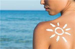 Tắm nắng vào thời gian nào trong ngày để hấp thụ được nhiều vitamin D nhất?